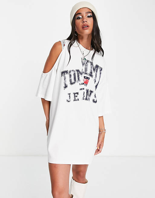 Vestido blanco camiseta con hombro descubierto y logo de estilo universitario exclusivo de Tommy Jeans ASOS ASOS