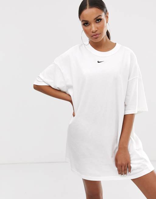 Vestido blanco estilo camiseta de Nike ASOS