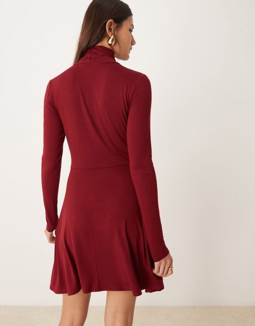 Vestido burdeos de corte evasé con cuello alto de Miss Selfridge, 3 de 4