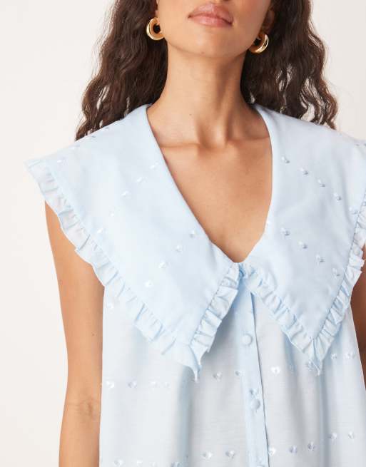 Vestido camisero azul extragrande sin mangas con solapas y bordado inglés de ASOS DESIGN, 3 de 4