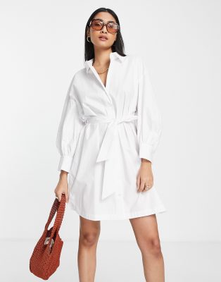 Vestido camisero blanco con cintura ceñida y lazada de Mango