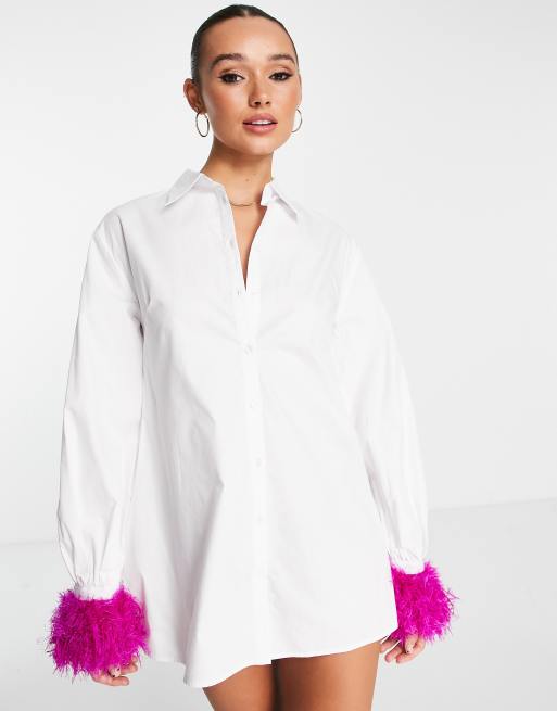 Vestido camisero blanco con mangas globo y puños de plumas sintéticas luminosas de Jaded Rose
