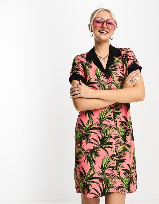 Vestido camisero color coral con estampado de palmeras de Fred Perry