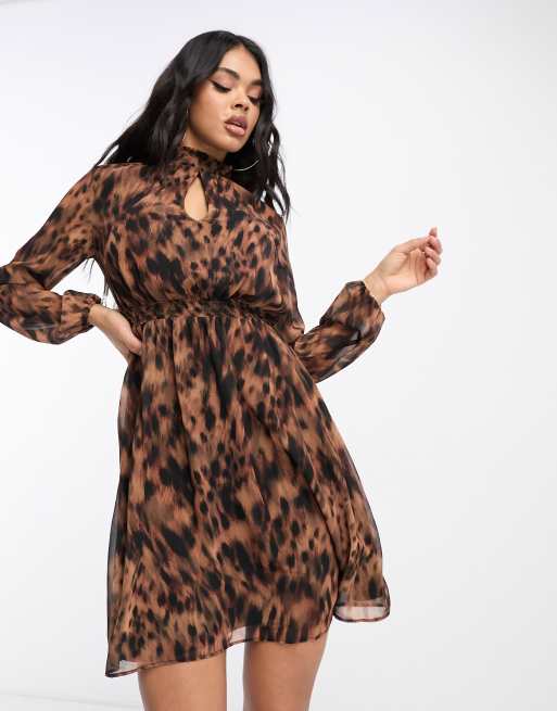 Vestido camisero con estampado animal de Lipsy
