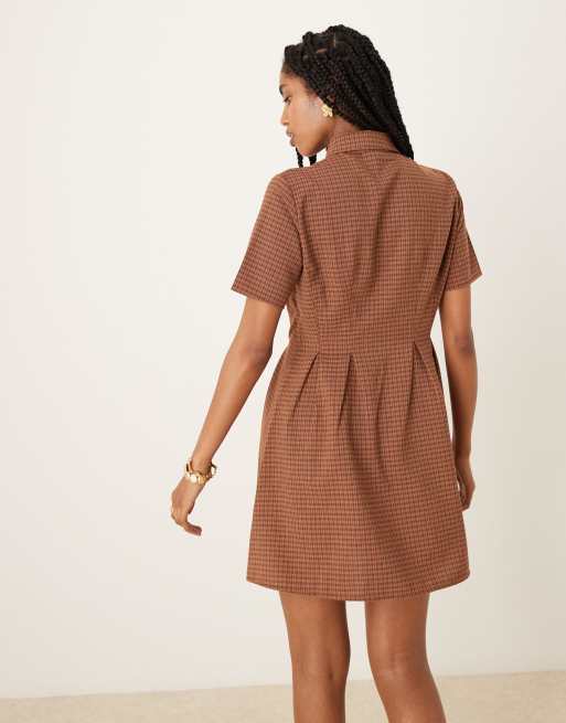 Vestido camisero corto a cuadros marrones y rojos con botones y solapas de Glamorous, 3 de 4