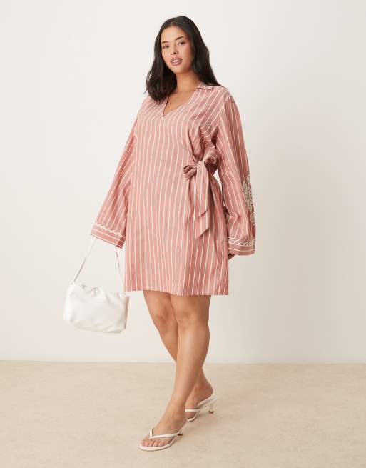 Vestido camisero corto a rayas cruzado con detalles bordados y puños anchos de ASOS DESIGN Curve