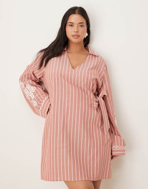 Vestido camisero corto a rayas cruzado con detalles bordados y