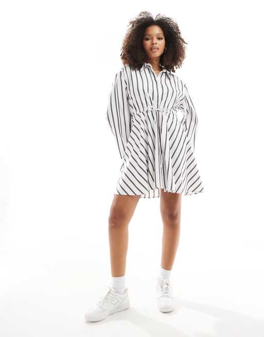 Vestido camisero corto a rayas monocromáticas con cinturón de cordón ajustable de ASOS DESIGN