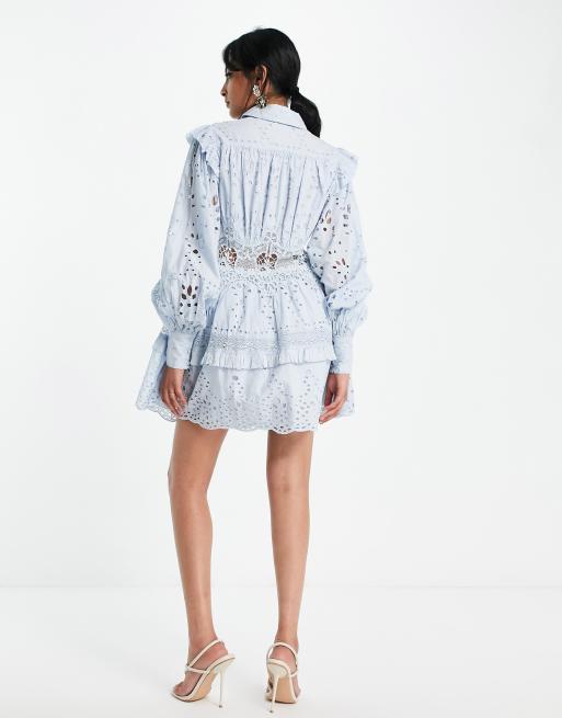 Vestido camisero corto azul pálido con bordado inglés de ASOS EDITION, 2 de 4
