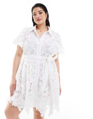  Vestido camisero corto blanco con mangas abullonadas, cinturón y aplicación de encaje de In The Style Plus