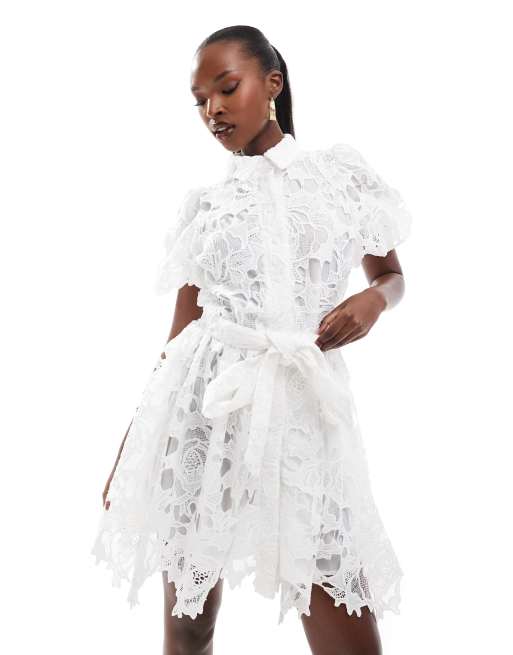 Vestido camisero corto blanco con mangas abullonadas, cinturón y aplicación de encaje de In The Style