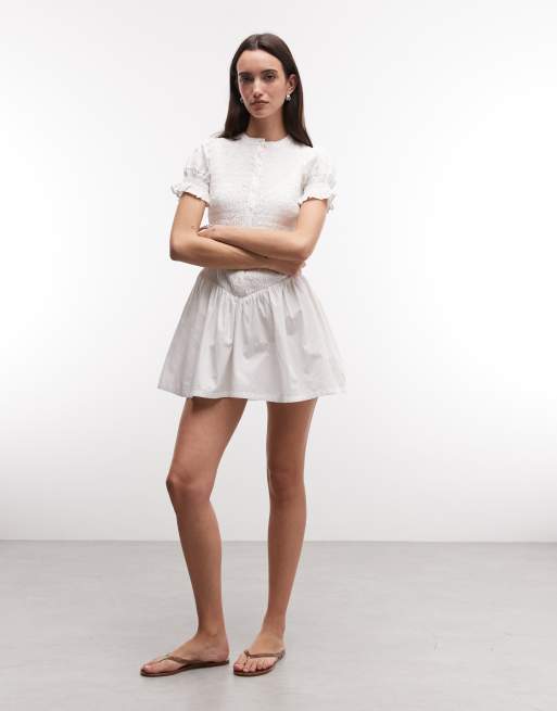 Vestido camisero corto blanco fruncido con botones de COLLUSION, 2 de 4