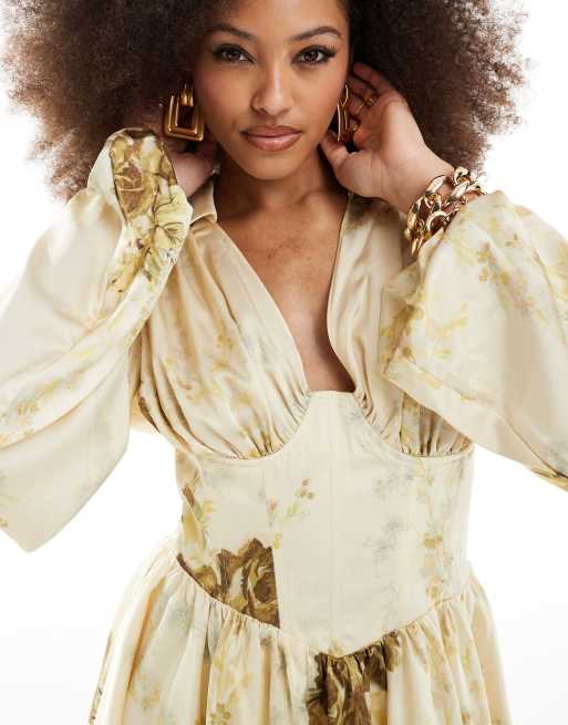 Vestido camisero corto color crema con estampado floral, cintura