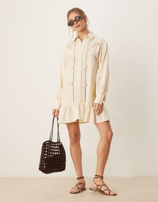 Vestido camisero corto color crudo con diseño bordado y costuras caladas de sarga de ASOS DESIGN
