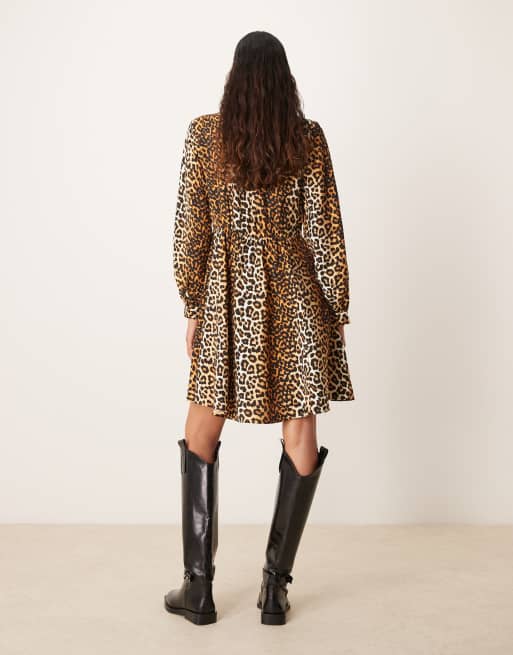 Vestido camisero corto con estampado de leopardo y bajo con vuelo