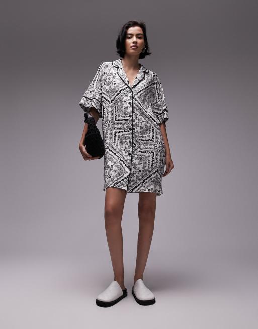 Vestido camisero corto estilo resort con estampado de cachemir de Topshop