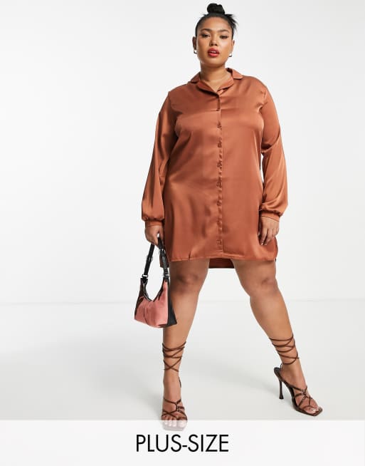 Vestido camisero corto marrón chocolate de satén de Flounce London Plus