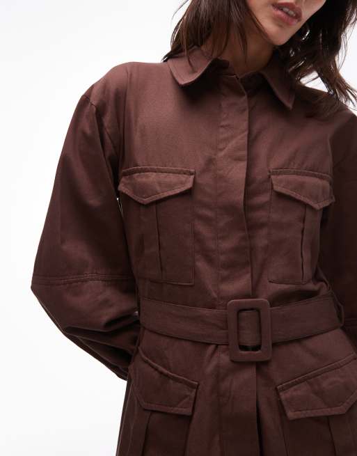 Vestido camisero corto marrón chocolate utilitario con cinturón de