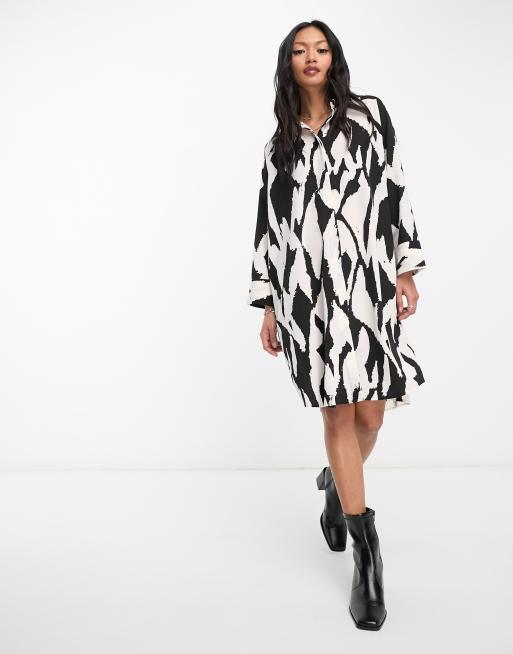 Vestido camisero corto negro y color crema estampado de Monki
