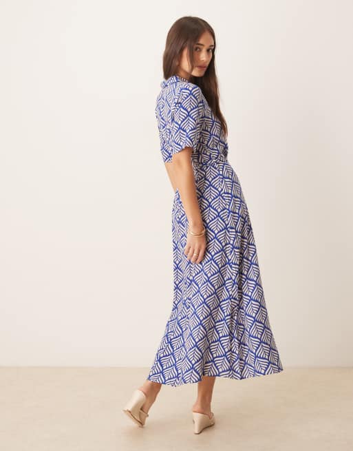 Vestido camisero midi azul estampado con lazada en la cintura de JDY, 3 de 4