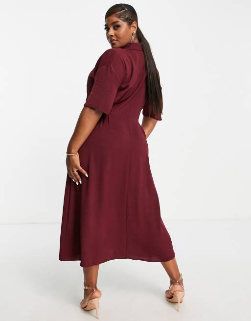 Vestido camisero midi color guinda abotonado hasta la cintura de