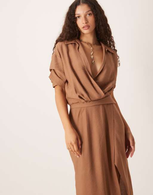 Vestido camisero midi marrón claro holgado con abertura de ASOS DESIGN, 2 de 4