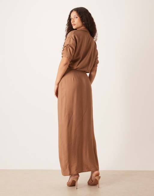 Vestido camisero midi marrón claro holgado con abertura de ASOS DESIGN, 3 de 4