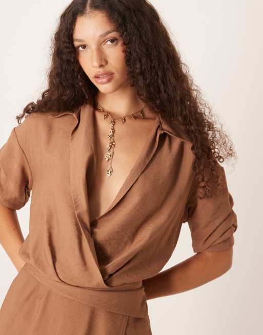 Vestido camisero midi marrón claro holgado con abertura de ASOS DESIGN, 4 de 4