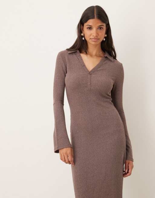 Vestido camisero midi marrón de tejido texturizado de ASOS DESIGN, 4 de 4