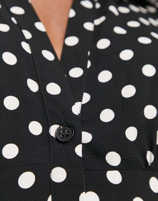 Vestido camisero midi monocromático abotonado con estampado de lunares de ASOS DESIGN, 3 de 4