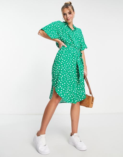 Vestido camisero verde de manga corta con estampado de lunares de Monki 