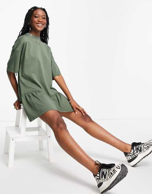 Vestido caqui extragrande estilo camiseta con sobrefalda de volantes de ASOS DESIGN