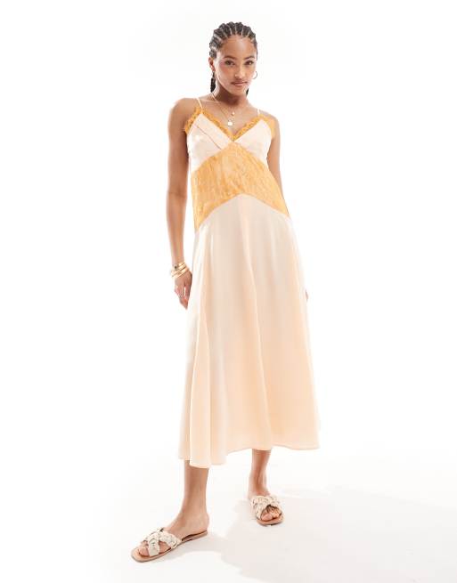 Vestido color amarillo mango de satén y encaje de Scalpers