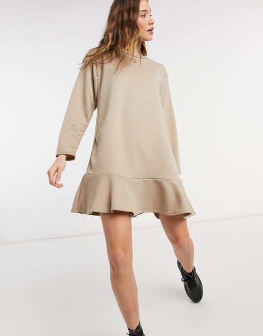 Vestido color camel estilo sudadera con bajo caído de New Look