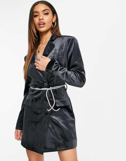 Vestido color carbón de terciopelo con cinturón de strass de Missguided