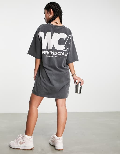 Vestido color carbón estilo camiseta con estampado de WCA grande de ASOS Weekend Collective 