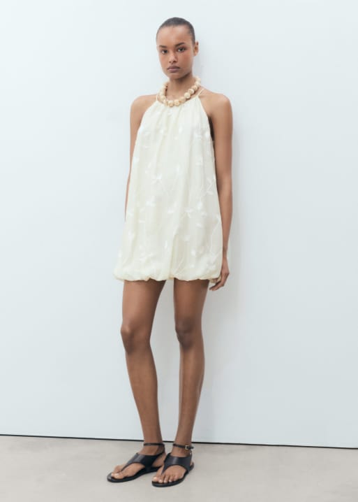 Vestido color crema con cuello halter, bajo abullonado y flores bordadas de Mango
