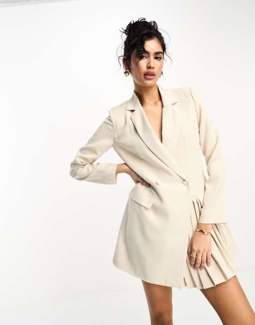 Vestido color crema estilo americana con detalle de bajo plisado de In The Style