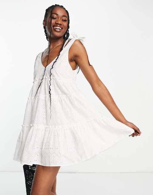 Vestido color marfil escalonado de corte amplio con vuelo y diseño bordado de Miss Selfridge