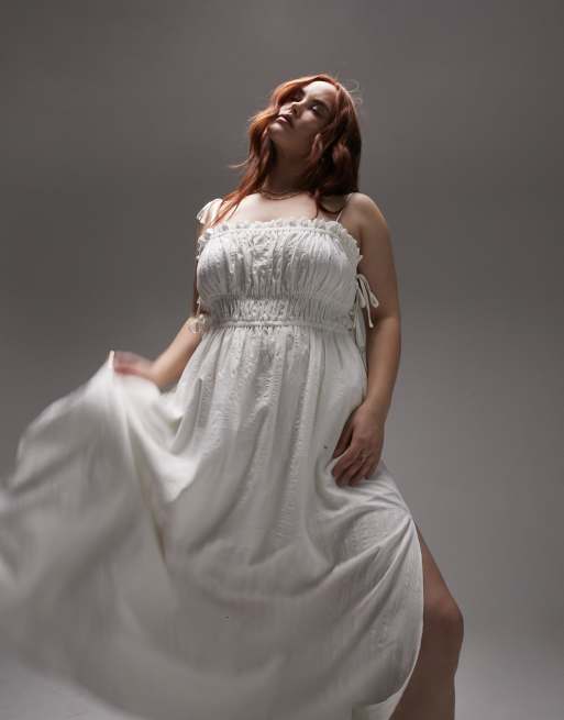 Vestido color marfil estilo pichi extragrande fruncido con tirantes anudados de tejido texturizado de Topshop Curve