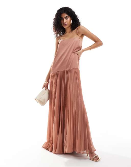 Vestido color moca de tirantes de corte trapecio con falda plisada de satén de ASOS DESIGN