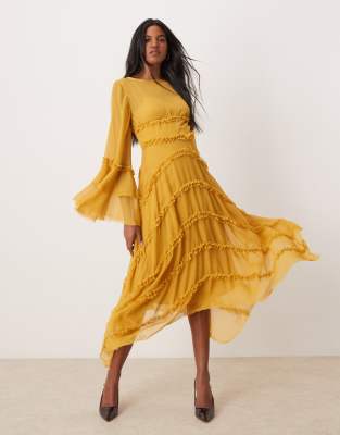 Vestido color ocre con volantes, mangas voluminosas de volantes y bajo ...