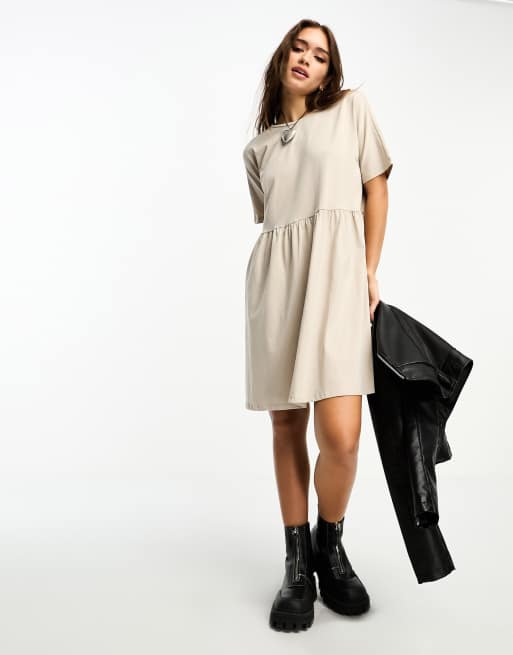 Vestido color piedra amplio estilo camiseta de Noisy May