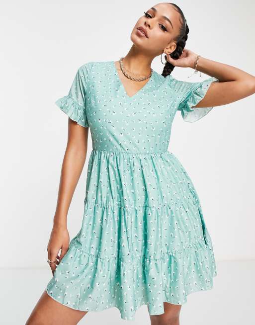 Vestido color salvia amplio escalonado con estampado floral y volantes en las mangas Stacey Solomon de In The Style 