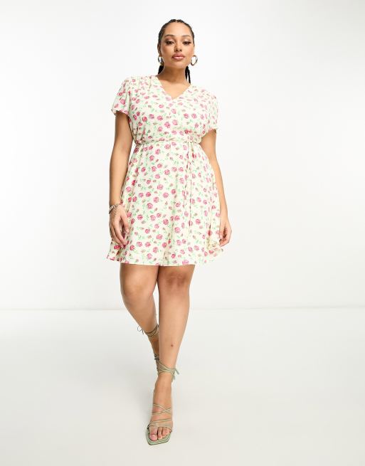 Vestido con estampado de rosas, cuello de pico y lazada en la cintura de Glamorous Curve