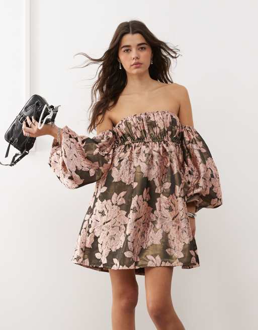 Vestido con mangas abullonadas, escote Bardot y estampado de jacquard de Miss Selfridge, 4 de 4