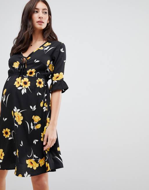 Vestido con vuelo y manga acampanada de New Look Maternity