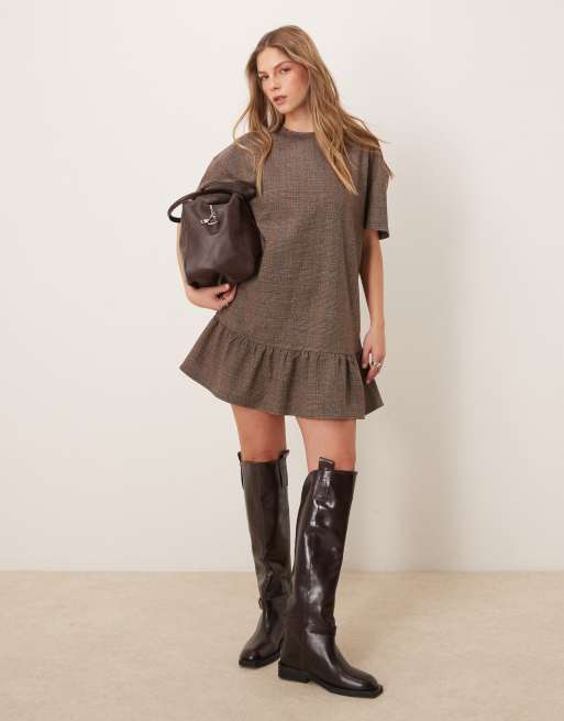 Vestido corto a cuadros marrones con bajo con vuelo, espalda escotada y detalle de hebilla de ASOS DESIGN