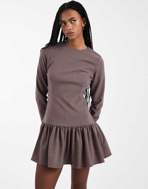 Vestido corto a cuadros pequeños con cintura baja de ASOS DESIGN, 4 de 4
