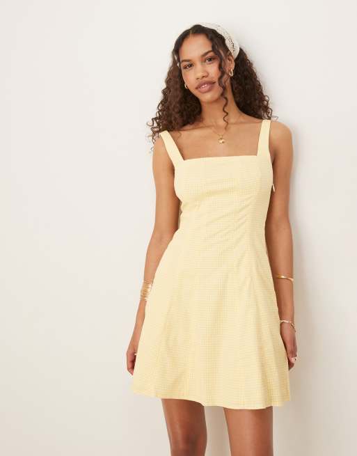 Vestido corto a cuadros vichy amarillos de corte acampanado con falda pantalón, escote cuadrado y jaretas de Abercrombie & Fitch